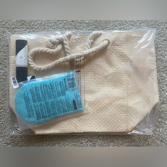 New! St. Tropez 4 piece Bundle - Bag, Tanning Mitten, Self Tan & Tan Drops - Picture 6 of 7